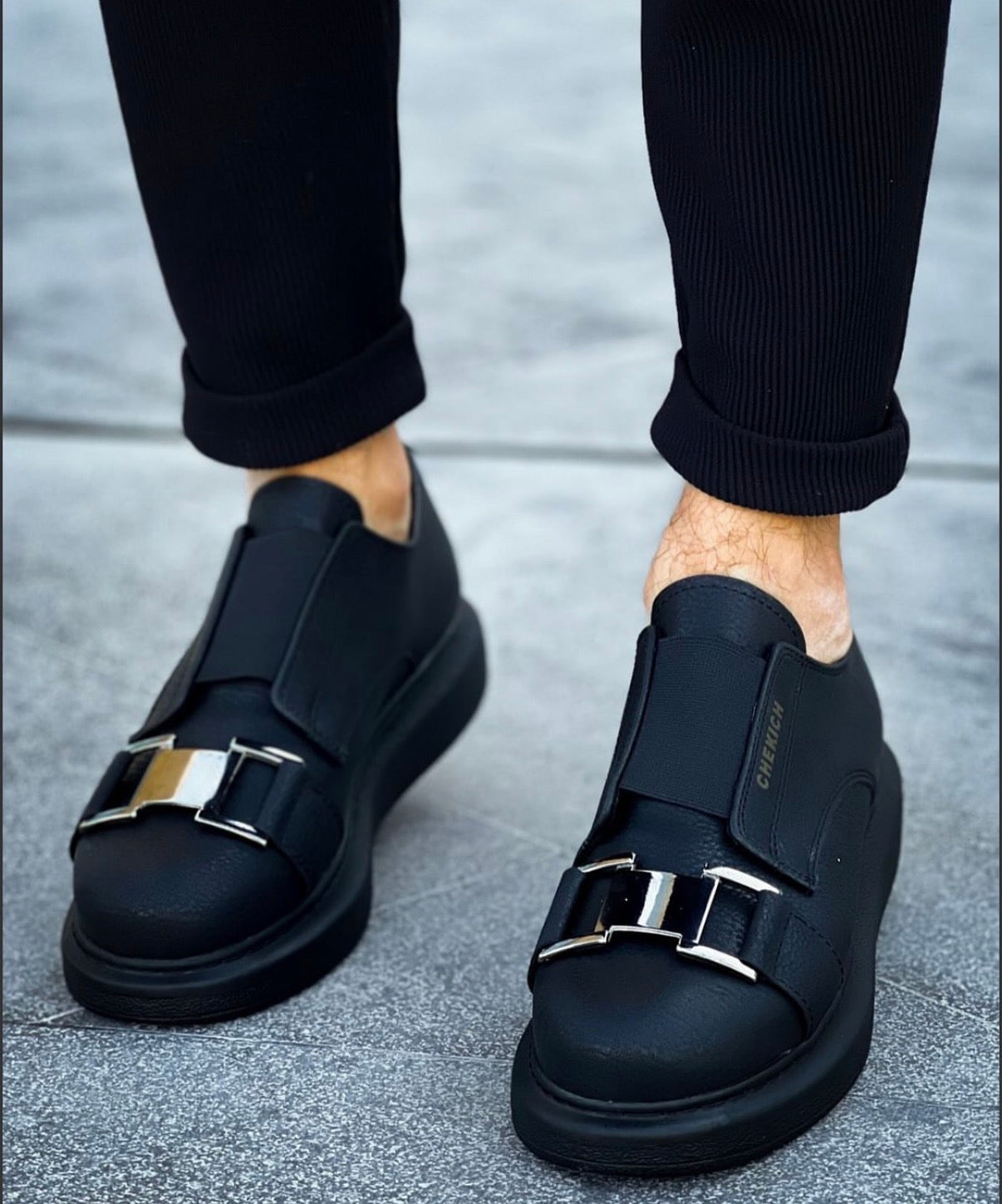 All Black Chekich Buckle
Slip-On Sneakers
