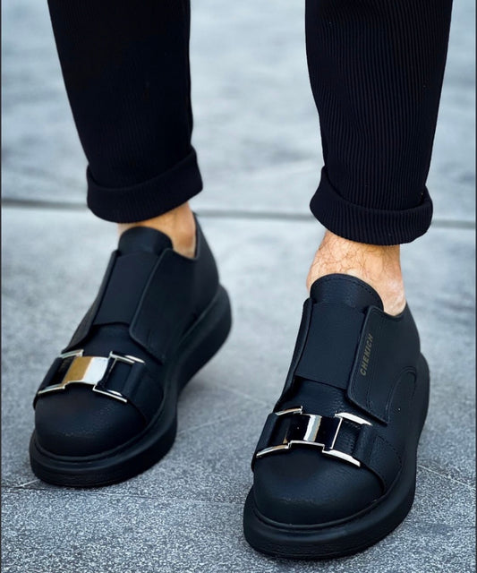 All Black Chekich Buckle
Slip-On Sneakers
